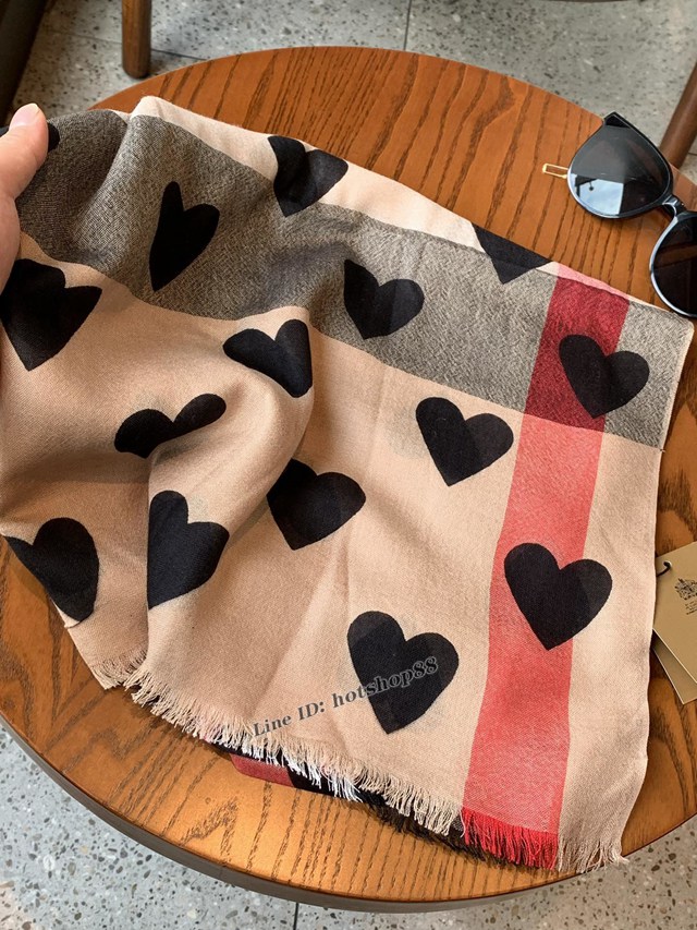 BURBERRY專櫃新款巴寶莉心型圖案羊絨圍巾 mmyj1630